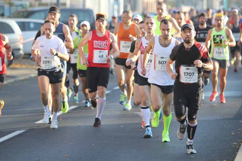 Zdjęcia z maratonu w Poznaniu 2018 - biegacze na pierwszym...