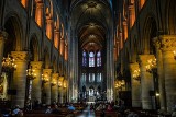 Z jakich zabytków i relikwii słynie Katedra Notre Dame?