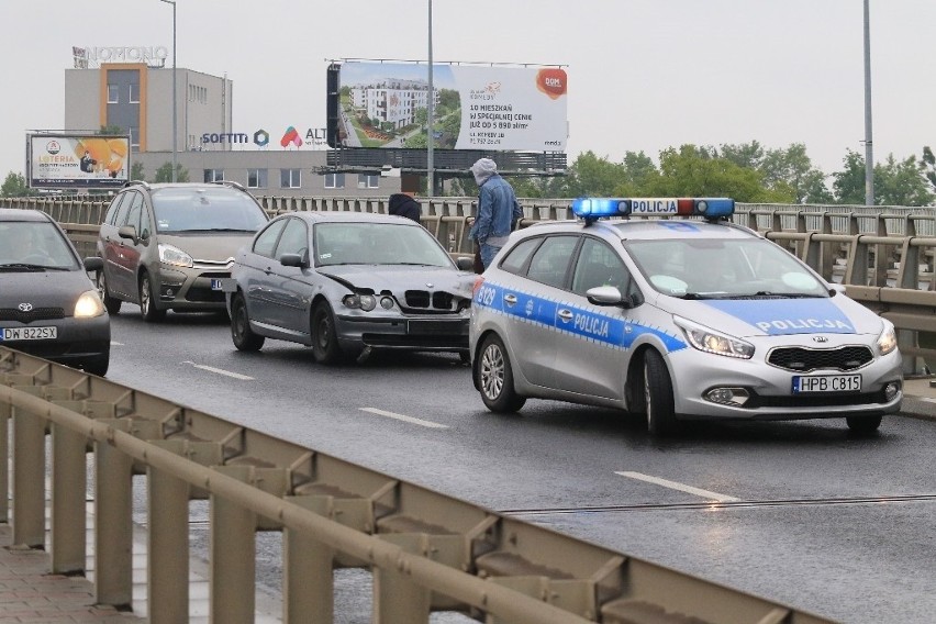 Wypadek BMW na estakadzie Klecińskiej. Ogromne korki (ZDJĘCIA)