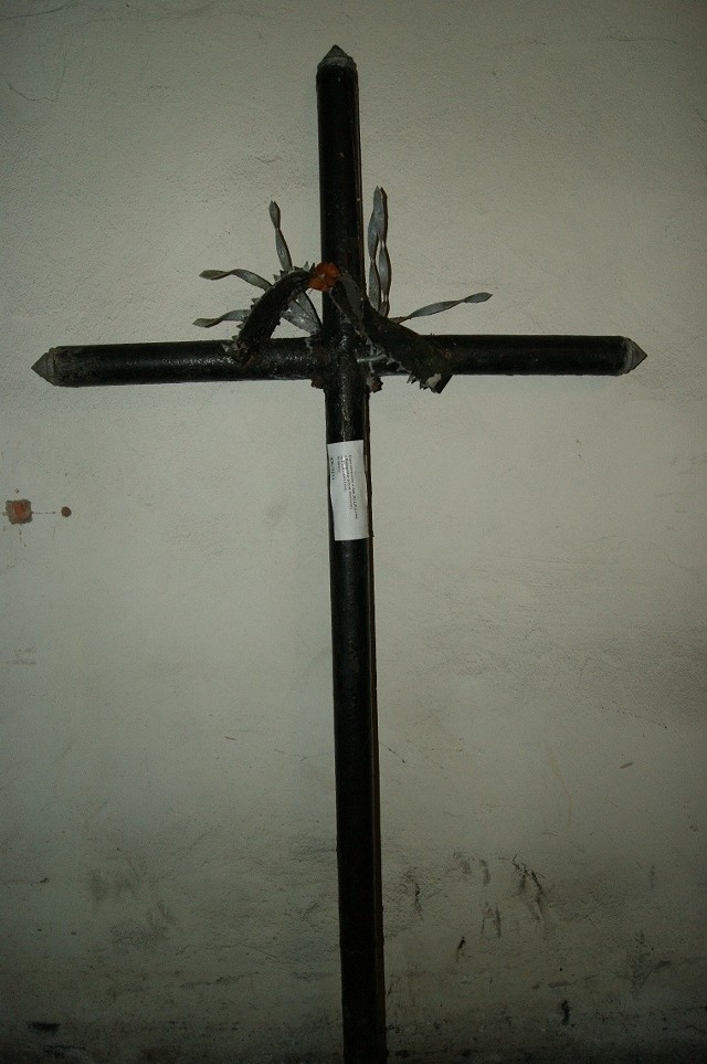 Mężczyźni ukradli z cmentarza w Białogardzie metalowy krzyż.
