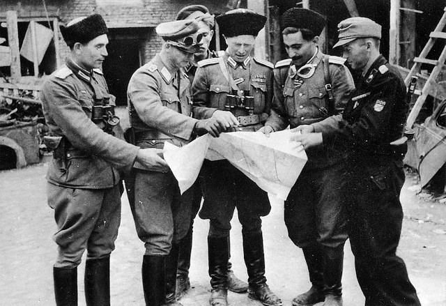 Dowódca pułku major Iwan Frołow (pośrodku) z oficerami RONA podczas powstania warszawskiego
