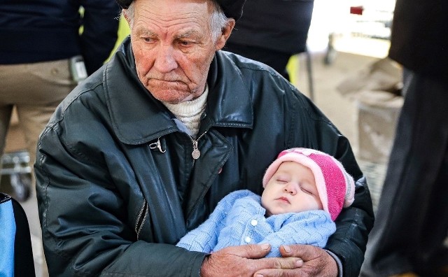 Walentin Mykołajowicz jest ukraińskim bohaterem. 84-latek jechał dwa dni starym samochodem, by uratować rodzinę