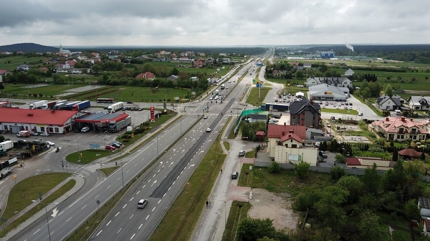 Droga numer 73, czyli ulica Ściegiennego w Kielcach do naprawy. Są koleiny i zapadliska. Wylano nowy asfalt, ścieżka w remoncie (WIDEO)