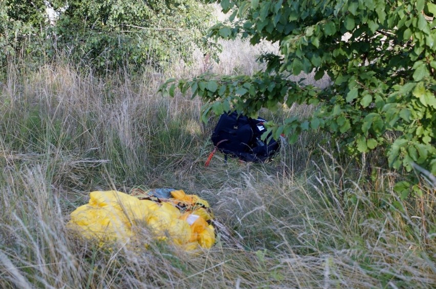 Wypadek paralotniarza w Dębinie. Mężczyzna trafił do...