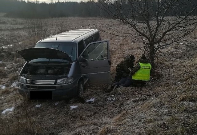 W środę w gminie Suwałki funkcjonariusze chcieli zatrzymać do kontroli samochód marki WV Caravella na polskich tablicach rejestracyjnych.