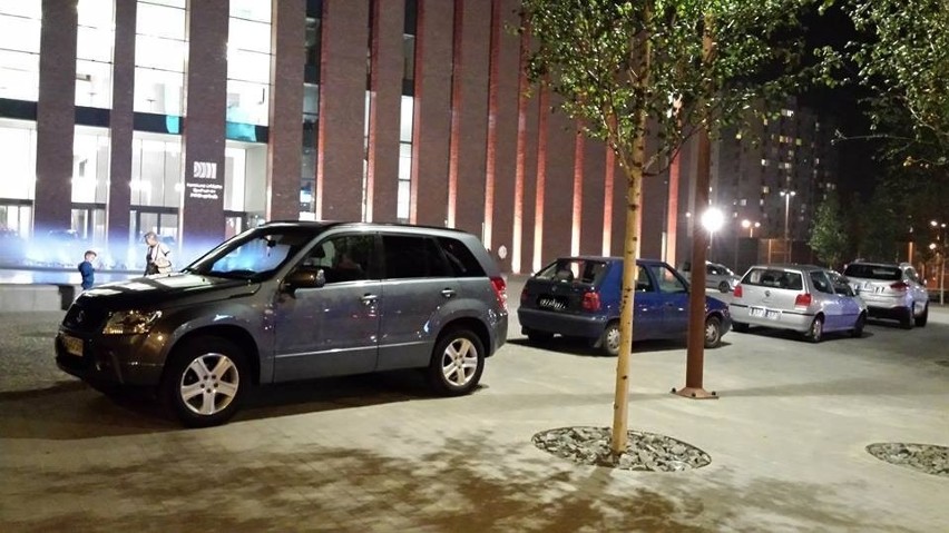 Katowice: Plac przed NOSPR to dla kierowców parking. Urzędnicy straszą mandatami [ZDJĘCIA]