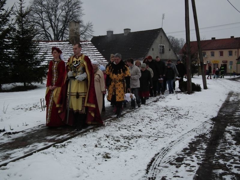 W orszaku, który wprowadził gostchorzan do kościoła, byli...