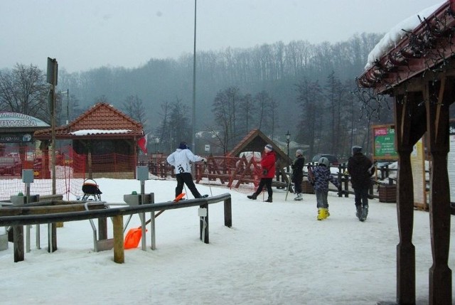 Choć śnieg jest mokry, to warunki na stoku Szwajcarii Bałtowskiej są dobrePogoda dla narciarzy