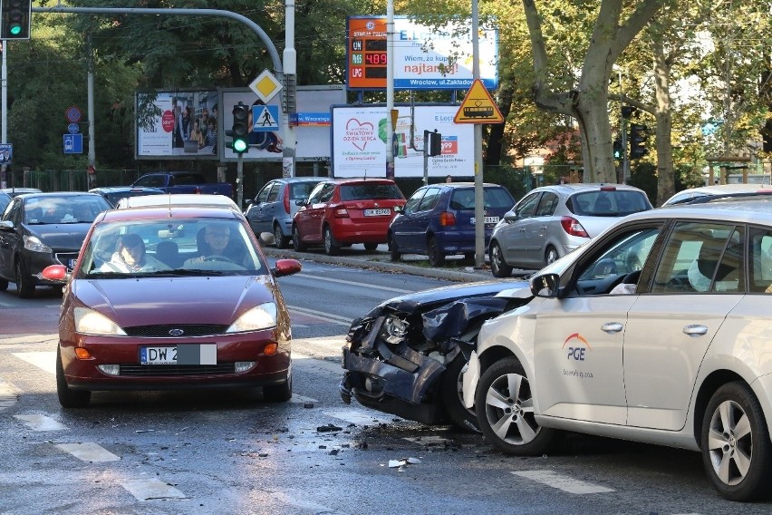 Wypadek na Trzebnickiej. Czołowe zderzenie (ZDJĘCIA)