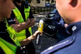 Wrocław. Pijanego kierowcę spisywała policja. Za kółko przesiadł się jeszcze bardziej pijany pasażer