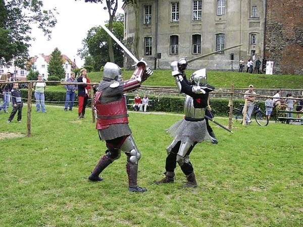 Piesza Drużyna Michała Manteuffla co rok organizuje przed świdwińskim zamkiem Ogólnopolski Turniej Rycerski. W sobotę rycerze będą mieli kolejną okazję, by pokazać, jak dobrze potrafią władać mieczem. 
