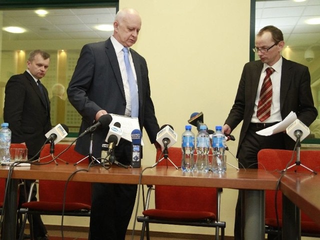 Jacek Piorunek ( z lewej), Jarosłąw Dworzański, marszałek województwa i Zbigniew Nikitorowicz ( z prawej) zawieszeni