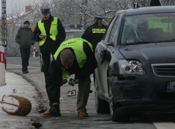Śmiertelne potrącenie w ZarzeczuDo śmiertelnego wypadku doszlo na luku dróg i krajowej nr 19. 26 letni kierowca samochodu marki Toyota Avensis potrącil kobiete jadącą rowerem. Kobieta zmarla na miejscu.