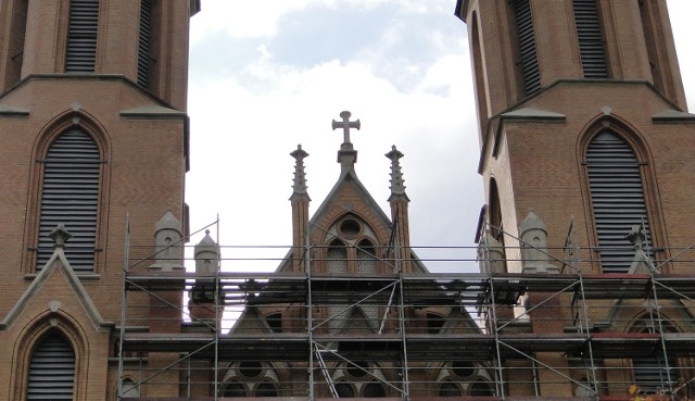 Między wieżami katedry został zamocowany kamienny krzyż, tak jak było ponad 100 lat temu.