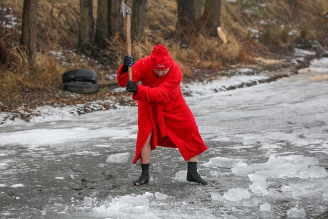 WOŚP 2016 w Krakowie. Kąpiel morsów w Bagrach.