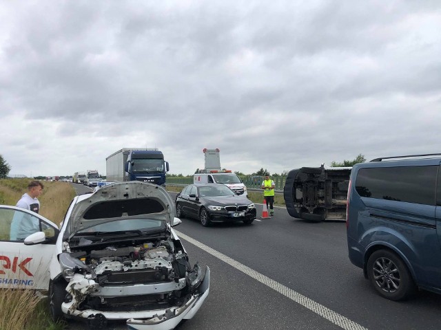 Zderzenie osobowej toyoty z busem na S5 w kierunku Wrocławia