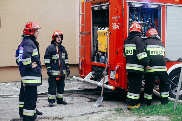 Groźny pożar w Izbicy Kujawskiej. Na miejscu pracują strażacy