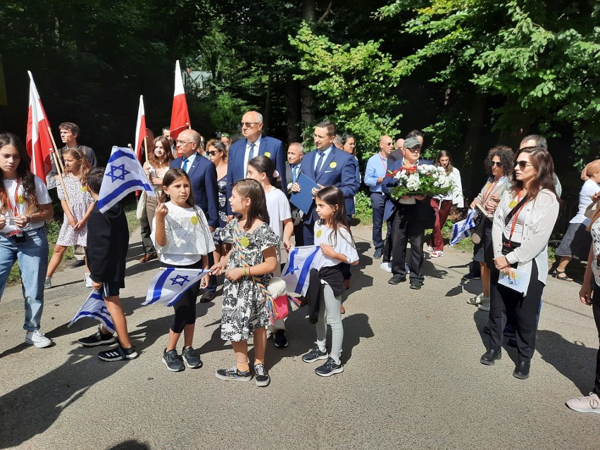 Prawnuki Nathana Weissa, ocalałego z Shoah brzozowskiego...