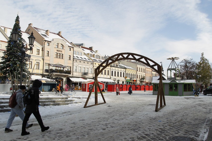 Dobiegają końca prace przy budowie miasteczka świątecznego w Rzeszowie [ZDJĘCIA, WIDEO]