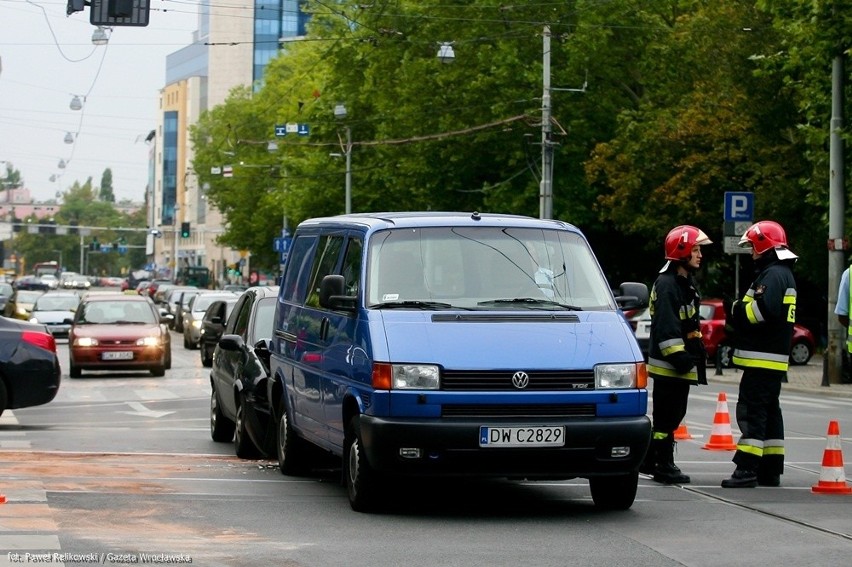 Wrocław: Zderzenie aut na skrzyżowaniu Podwala z Sądową. Są duże utrudnienia