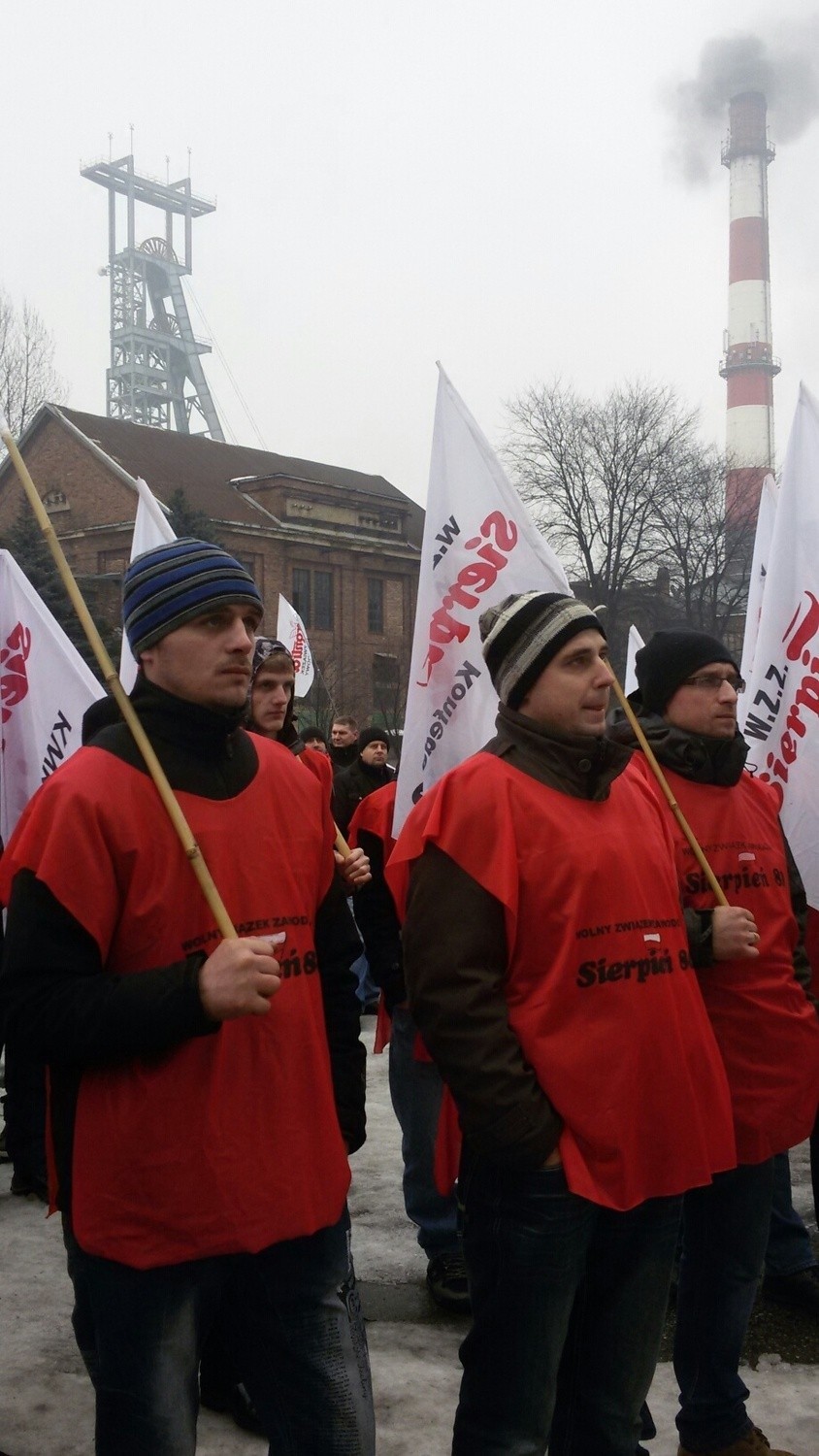 Manifestacja związkowa i górnicza przed kopalnią Boże Dary w...