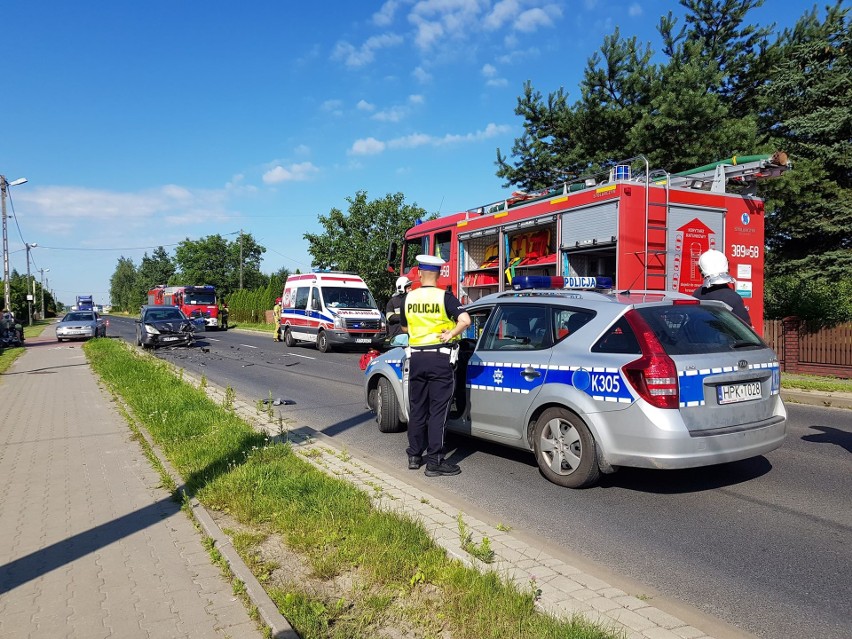 Wypadek w Tarnobrzegu - Wielowsi. Po zderzeniu dwóch samochodów droga była zablokowana