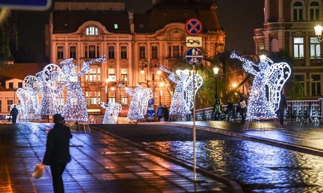 Świąteczna atmosfera na ulicach Bydgoszczy. Lampy rozświetlają miasto.