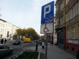 Niepełnosprawni za darmo mogą parkować tylko na kopertach