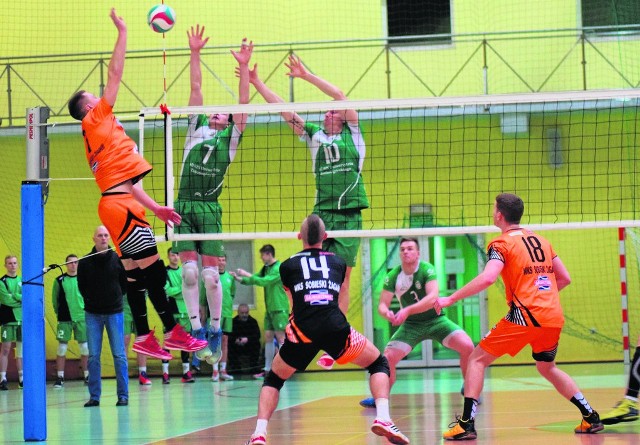 Sobieski Arena Żagań (pomarańczowe stroje) lepszy od AZS UZ Zielona Góra.