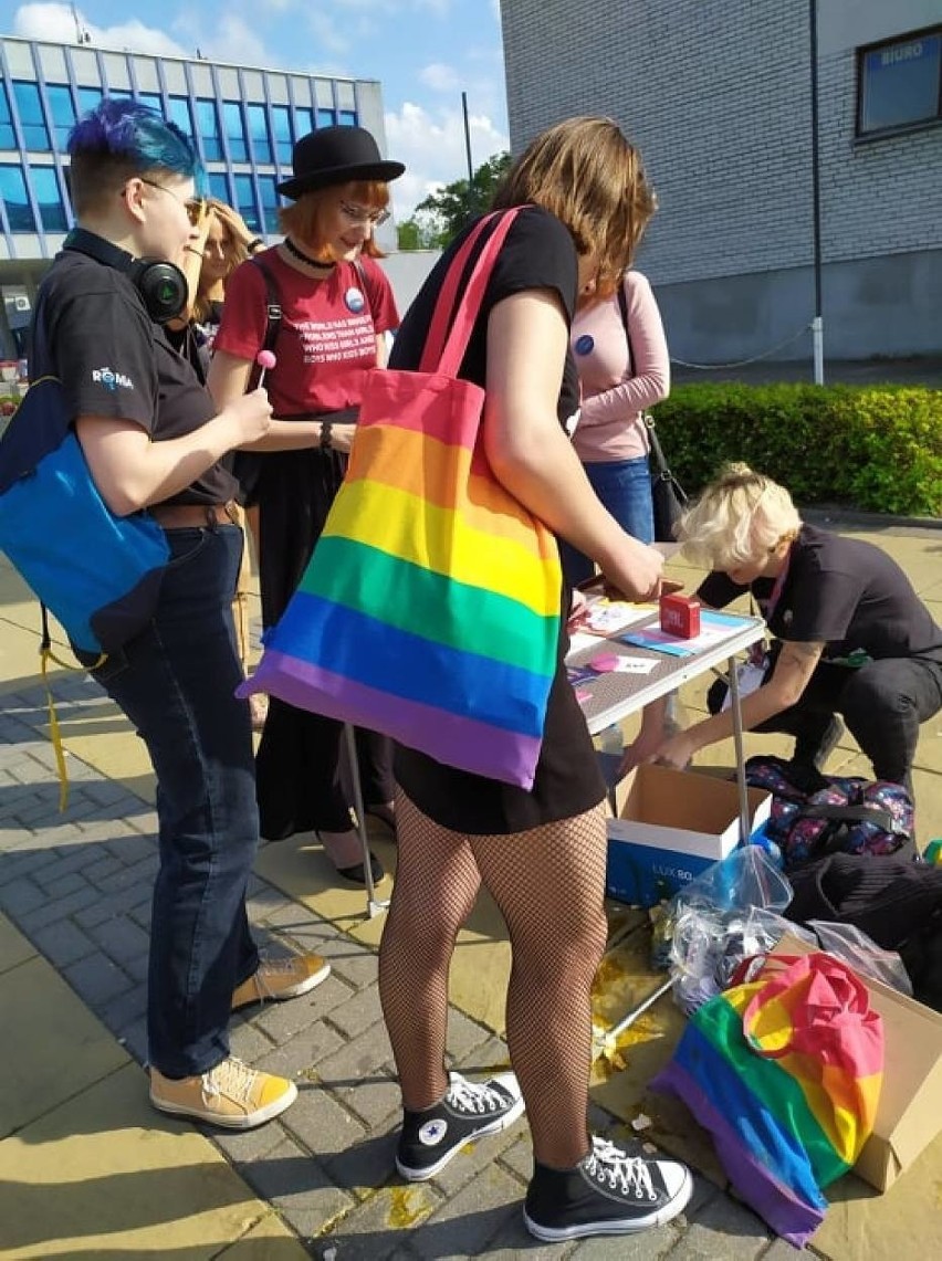 Akcja środowisk LGBT w Puławach. Pojawiła się też kontrmanifestacja. Zobacz zdjęcia