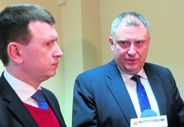 Wiceprezes Narodowego Funduszu Ochrony Środowiska Jacek Gdański (z prawej) i prezydent Jarosław Górczyński w Ostrowcu.