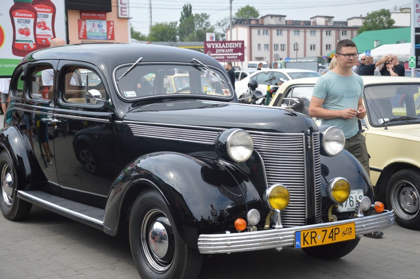 Proszowice. Drogami zawładnęły stare samochody i motocykle