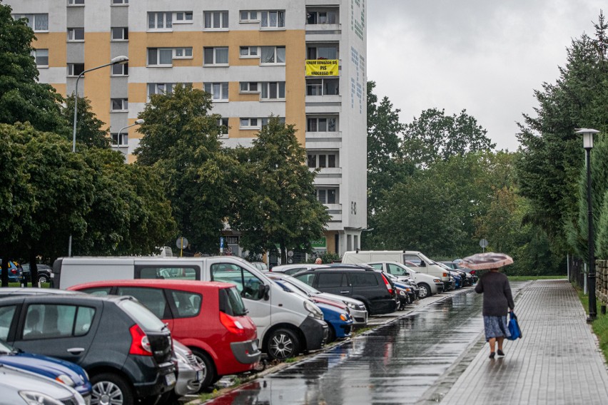 O banerze wywieszonym na osiedlu Piastowskim w Poznaniu...