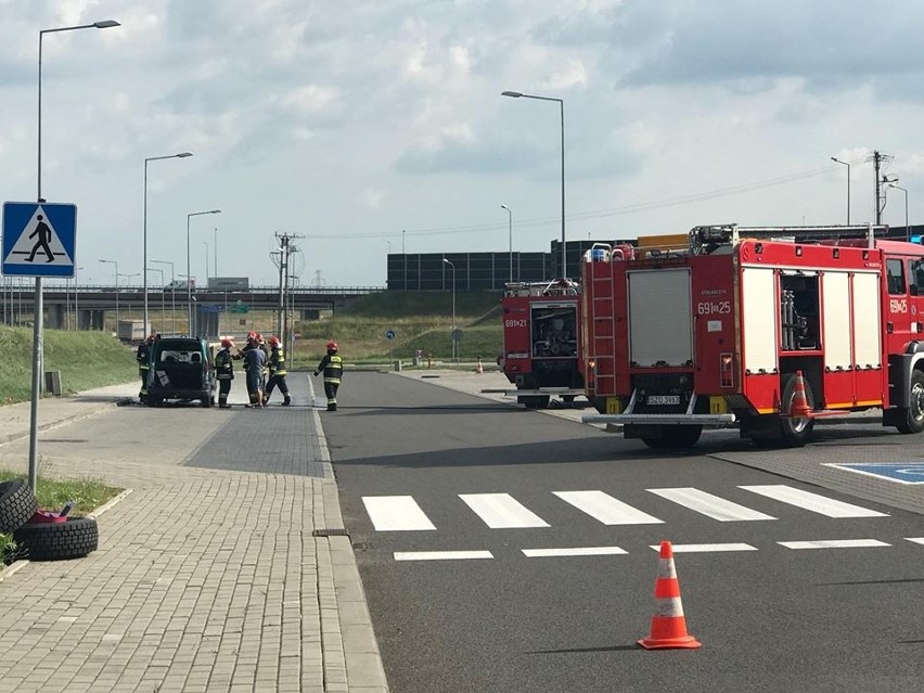 Pożar samochodu przy autostradzie A1: strażacy sprawnie...