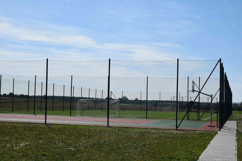 Już są gotowe boiska sportowe w gminie Mirzec. Zobacz, jak się prezentują 