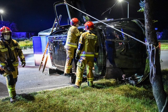 Przed północą w Lesznie doszło do wypadku. Gdy na miejscu zjawiły się służby, na miejscu zastano przewrócony na bok samochód marki Dodge Ram warty ponad 400 tys. zł.Zobacz więcej zdjęć ----->