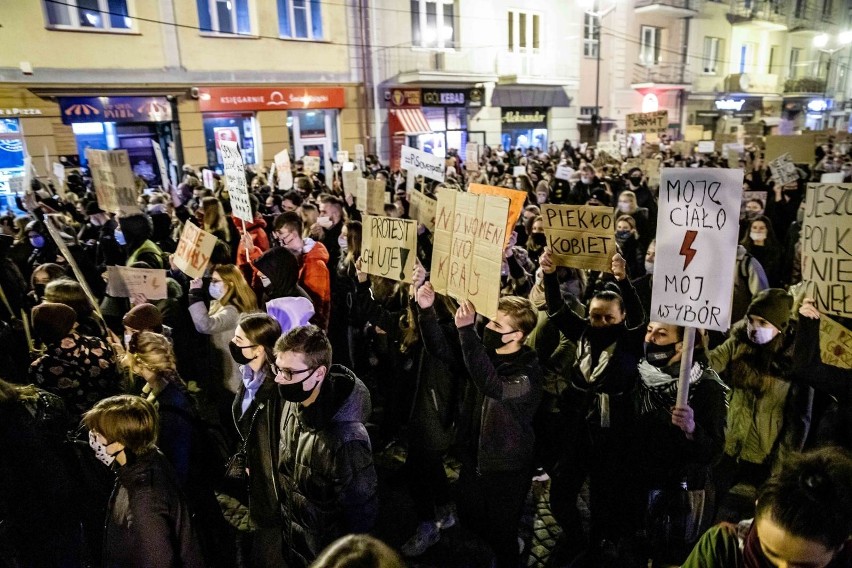 Strajk kobiet w Białymstoku. Uczestnicy Czarnego Spaceru obrzuceni racami i petardami hukowymi. Policja szuka sprawców 