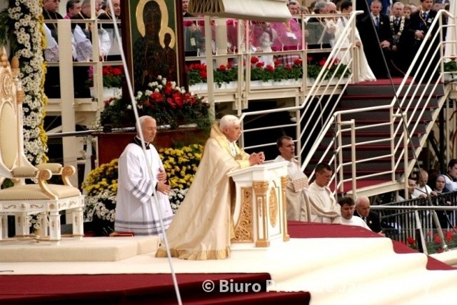 Częstochowa. Na wieść o śmierci Benedykta XVI na Jasnej Górze rozbrzmiały dzwony