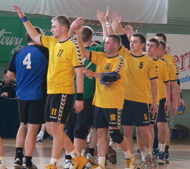 Piłkarze AZS Politechniki (w żółtych strojach) pokonali Włókniarza Konstantynów.