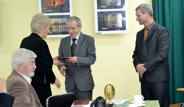 Eugeniusz Chyliński, przewodniczący zarządu powiatowego zrzeszenia LZS w Łasinie wręcza pamiątkowy medal Halinie Kowalkowskiej, wójtowi gm. Gruta. Za wspieranie klubów i sekcji sportowych, nie tylko spod znaku LZS. Na dole z lewej: Jerzy Szczublewski, wiceprezes ALKS Stal Grudziądz.