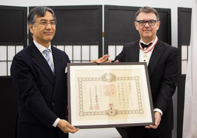 W imieniu Rządu Japonii odznaczenie wręczył Ambasador Japonii w Polsce, pan Shigeo Matsutomi