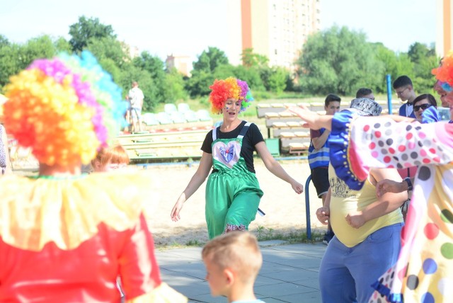 Wolontariusze ze Stowarzyszenia Animatorów Społecznych Klaudyny, w kolorowych strojach, wspólnie tańczyli na dyskotece.