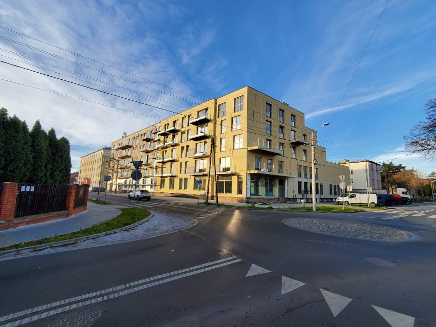 Budowa luksusowego apartamentowca w Starachowicach na finiszu. Budynek zyskał unikatową elewację z tynku kwarcowego. Zobacz zdjęcia