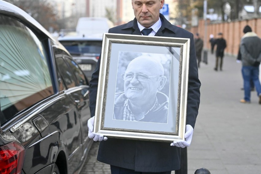 Tak wyglądał pogrzeb Macieja Damięckiego ZDJĘCIA. Znanego aktora pożegnała rodzina i wiele znanych osobistości 6.05.2024