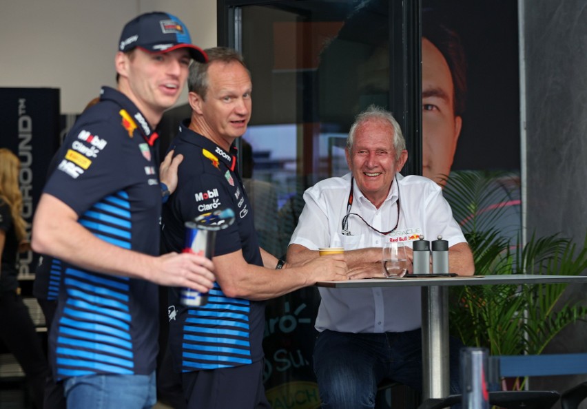 Max Verstappen w pogawędce z szefem inżynierów Red Bull...