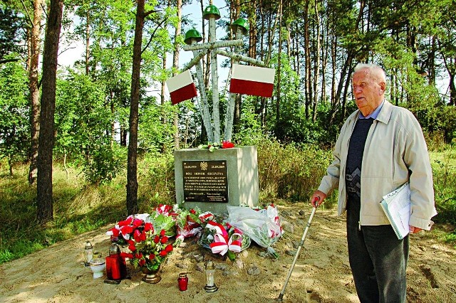 Wykonałem swój rozkaz - mówi Jan Radkiewicz (na zdjęciu). Jednak urzędnicy twierdzą, że na pomnik nie ma zezwolenia.