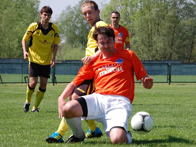 Strumyk Malawa (biało pomarańczowe stroje) zremisował u siebie ze Stalą Sanok 1-1.