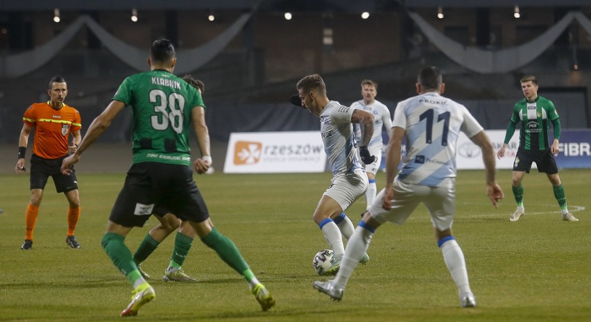 Stal Rzeszów u siebie pewnie pokonuje GKS Bełchatów 3:0.