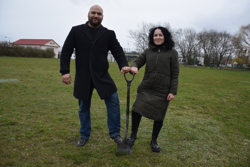 W piątek 16 kwietnia pierwszą łopatę wbili radna Paulina...