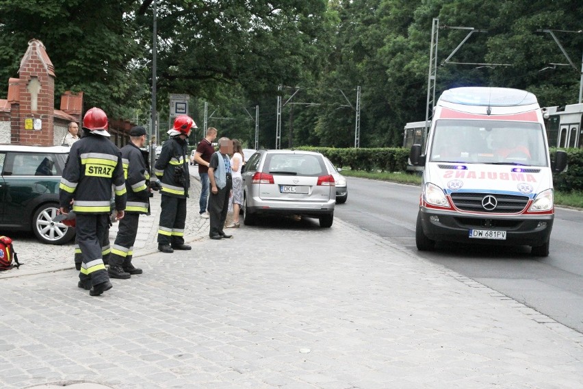 Wrocław: Wypadek na ul. Grabiszyńskiej, utrudnienia koło cmentarza (FOTO)